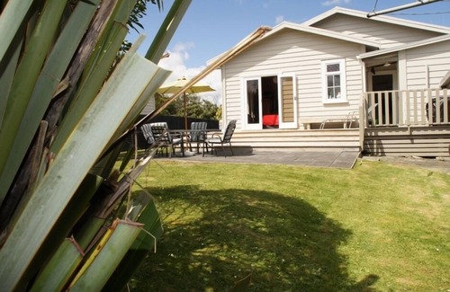 Raglan House | VILLAGE AND SEASIDE AT YOUR DOOR. RAGLAN CHARACTER.