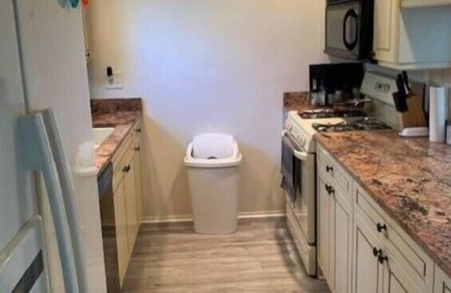 Bayou Oaks Apartment | Village Gardens Wooded Retreat