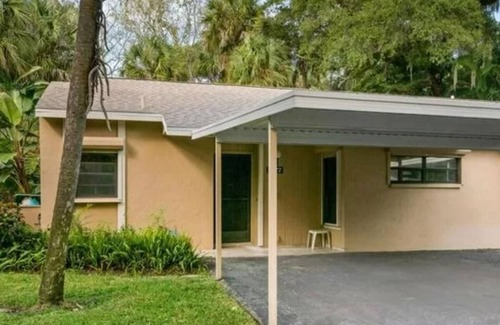 Bayou Oaks Apartment | Village Gardens Wooded Retreat