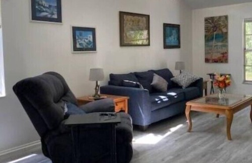 Bayou Oaks Apartment | Village Gardens Wooded Retreat