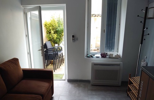 Caderousse House | Village house with air conditioning 57 m2 + courtyard with barbecue