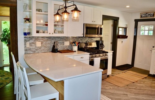 Warren House | VILLAGE HOUSE WITH COVERED BRIDGE VIEW