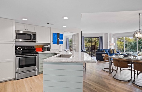 Palmetto Dunes Condo | VILLAMARE 3220 BEACHFRONT-MODERN new Re-Model views of OCEAN, POOL, & Courtyard