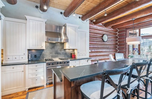 Mountain Village Cabin | Villas At Tristant 137 by Avantstay Ski In/Ski Out Home w/Panoramic Views & Hot Tub