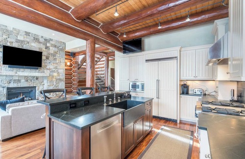 Mountain Village Cabin | Villas At Tristant 137 by Avantstay Ski In/Ski Out Home w/Panoramic Views & Hot Tub