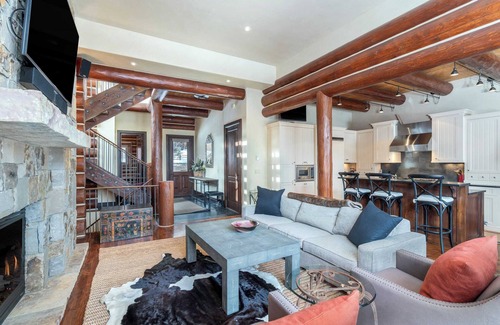 Mountain Village Cabin | Villas At Tristant 137 by Avantstay Ski In/Ski Out Home w/Panoramic Views & Hot Tub
