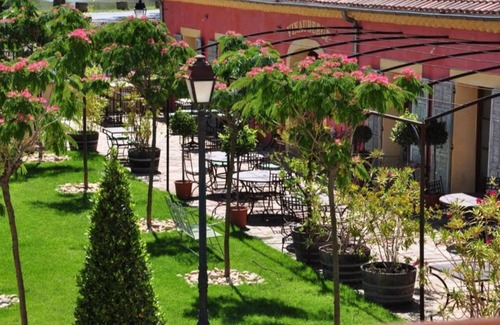 Poilhes Apartment | Vinauberge, Loft Muscat in former wine cellar with terrace next to Canal du Midi