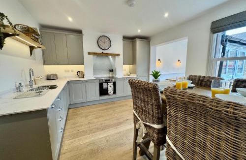Stamford House | Vine Cottage, 3 Bedroom, Stamford Centre by Belmont Places