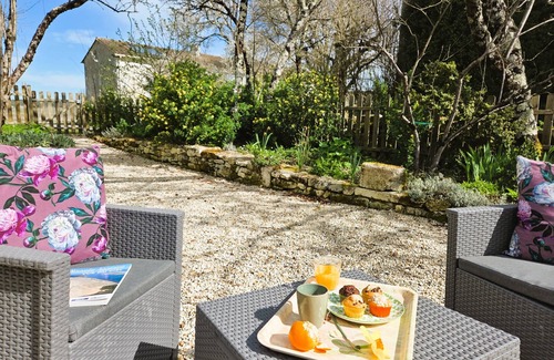 Bouteville House | Vine flowers Charentais cottage 3*