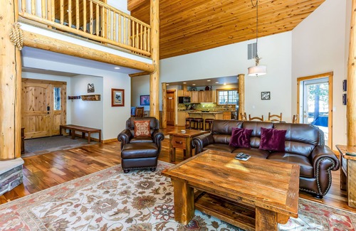 Sunriver House | VINE21 - Luxury Mountain Retreat, Ping Pong, Gourmet Kitchen, Hot Tub, A/C