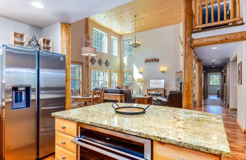 Sunriver House | VINE21 - Luxury Mountain Retreat, Ping Pong, Gourmet Kitchen, Hot Tub, A/C
