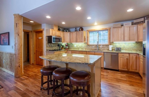 Sunriver House | VINE21 - Luxury Mountain Retreat, Ping Pong, Gourmet Kitchen, Hot Tub, A/C