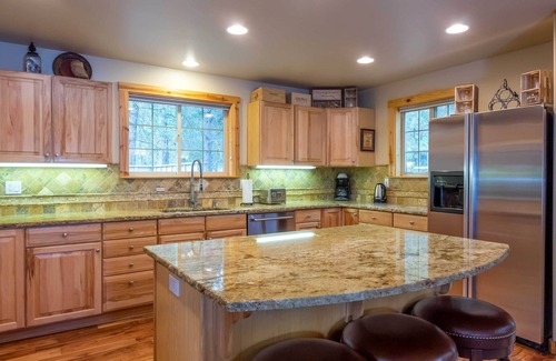 Sunriver House | VINE21 - Luxury Mountain Retreat, Ping Pong, Gourmet Kitchen, Hot Tub, A/C
