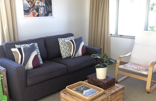 Haumoana Apartment | Vineyard Apartment - vines, wine and wide Pacific Ocean sea-views!