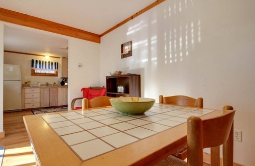 Vineyard Haven House | Vineyard Haven Guest House - Sleeps 4, A/C, Walk to Town