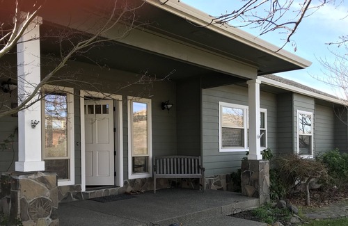 Ashland House | Vineyard Home w/ 360 Views, private walking, pet-friendly, 2 miles from town!