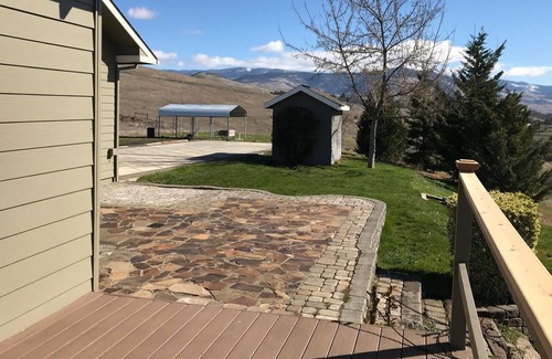 Ashland House | Vineyard Home w/ 360 Views, private walking, pet-friendly, 2 miles from town!