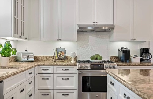 Kenwood House | Vineyard Lane Retreat Pool Hot Tub