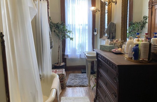 St. Joseph Bed & Breakfast | Vineyard Mansion - Crown Room - 1 Queen Bed