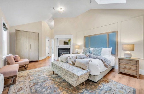 Napa Bed & Breakfast | Vineyard suite with California king at downtown Napa B&B w/pool and hot tub