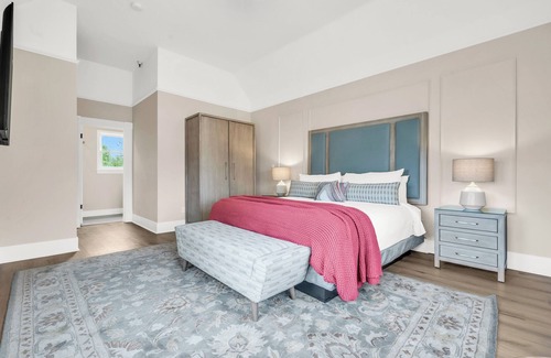 Napa Bed & Breakfast | Vineyard Suite with soaking tub at downtown Napa B&B with pool and hot tub