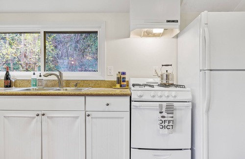 Calistoga Cottage | Vineyard View Home with a Complimentary Wine Tasting
