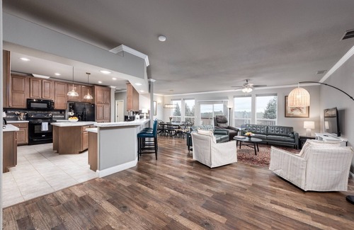 Acampo House | Vineyard Vista | Close to Wineries, Lakes, & More! Sleeps 10 w/Hot Tub