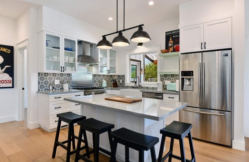 Healdsburg House | Vineyard Vue | Complimentary wine tasting at Croix Estate included!