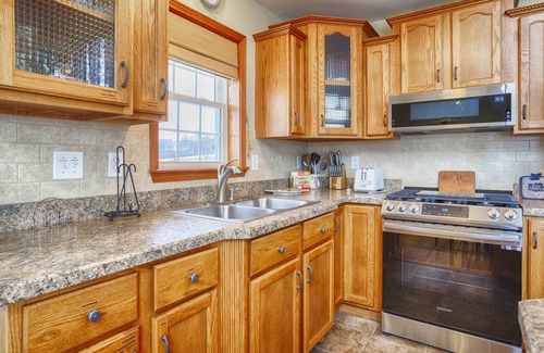 Hammondsport House | Vineyard with a View: Close to Wineries + Hot Tub!