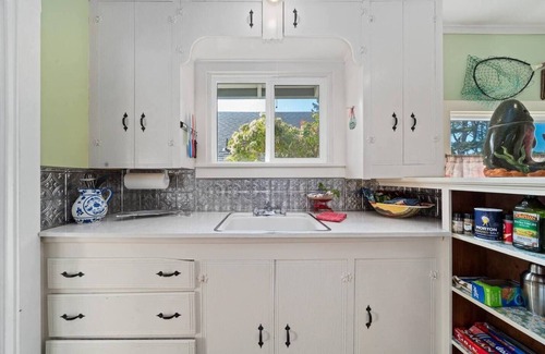 Rockaway Beach Cottage | Vintage 1945 Beach Cottage w/Deck, Grill & Fish Station – 2 Blocks from Beach!