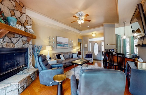 Eureka Springs House | Vintage 2-story lakefront home with fireplace, pellet smoker, firepit & decks