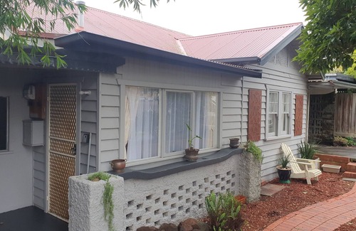 Frankston Cottage | Vintage 2br Cottage Near Beach