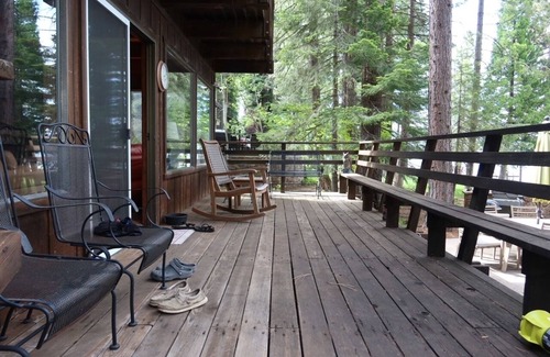 Chester Cabin | Vintage 4-bedroom cabin in Lake Almanor West with WiFi