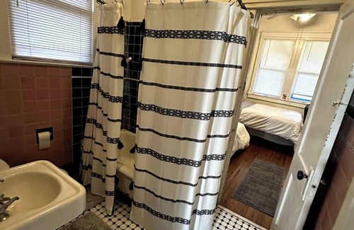 University Heights House | Vintage & Affordable Unit 5 of 6