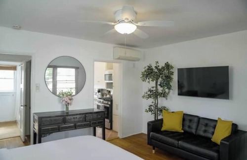 North of Wilshire Apartment | Vintage and Cozy Studio in Santa Monica - C