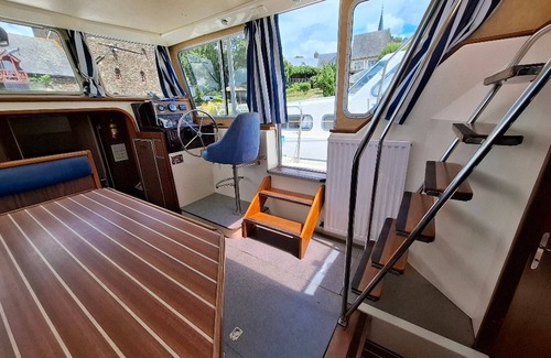 Chenille-Change Boat Rental | Vintage boat on dock for 7 ppl with private outdoor space in Chenillé-Changé