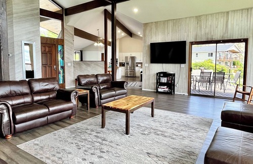 Manson House | Vintage Charm: Spacious, Hot Tub, Dock Access, Pet-Friendly, WiFi, Near Chelan