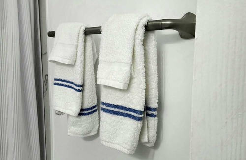 Deerfield Beach Apartment | Vintage Chic 2 bedroom 6 minutes from beach!