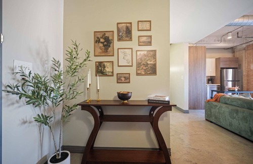 Downtown Dallas Apartment | Vintage Chic Loft w/Free Valet, Pool, Gym