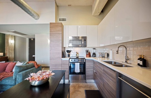 Downtown Dallas Apartment | Vintage Chic Loft w/Free Valet, Pool, Gym