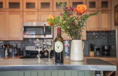 Historic Livingston Condo | Vintage Condo - The Livingston House: Modern Luxury & Vintage Charm