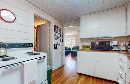Quincy Cottage | Vintage cottage, dog friendly, W/D, near cross country skiing & hiking