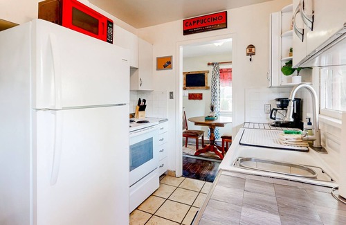East End House | Vintage dog-friendly duplex home close to downtown with W/D