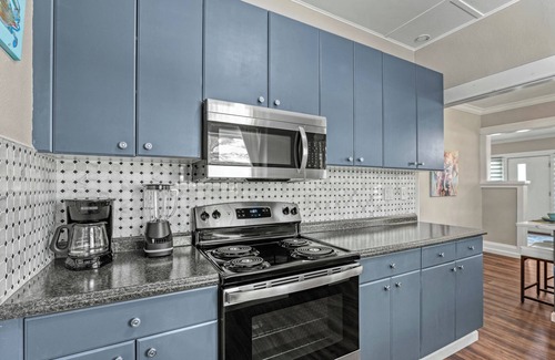 Gillespie Park House | Vintage Downtown Escape, Heated Cocktail Pool, Tiki Bar & Walk to City of Sarasota