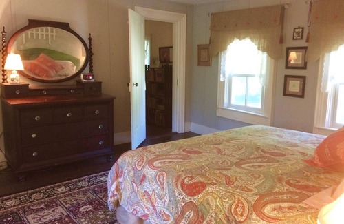 Ottawa Other | Vintage farmhouse on Fox River reserve - near Starved Rock, canoeing, skydiving.