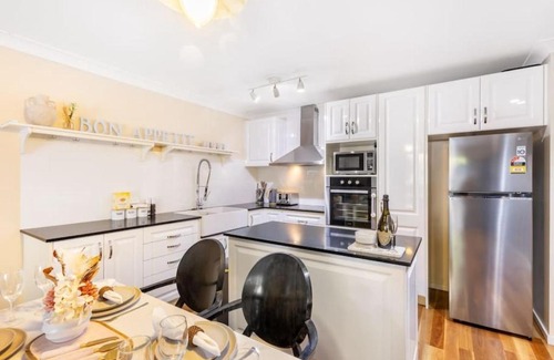 Woolloongabba Apartment | Vintage Glamour Nest 2BR Apt near CBD with carpark