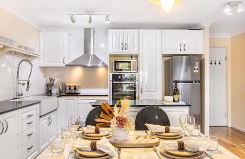 Woolloongabba Apartment | Vintage Glamour Nest 2BR Apt near CBD with carpark
