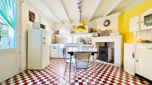 Saint-Fort-sur-Gironde House | Vintage Guesthouse
