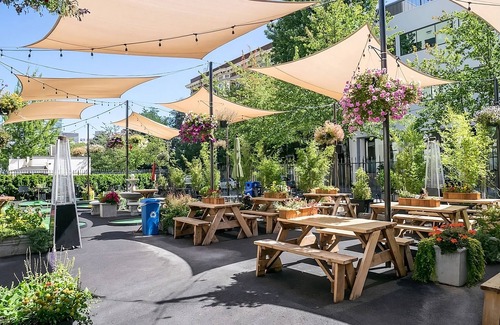Goose Hollow Hotel | Vintage-Inspired Hotel with Cocktail Lounge and Art, Near Portland Art Museum!