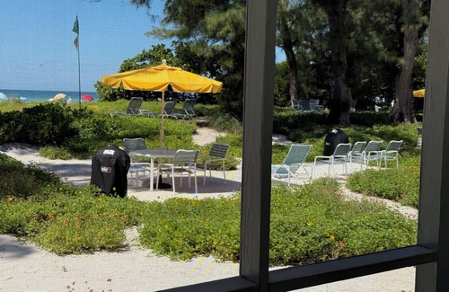 Holmes Beach Cottage | Vintage Island Cottage on the Beach- Sunset Views - Bamboo Apts. C1